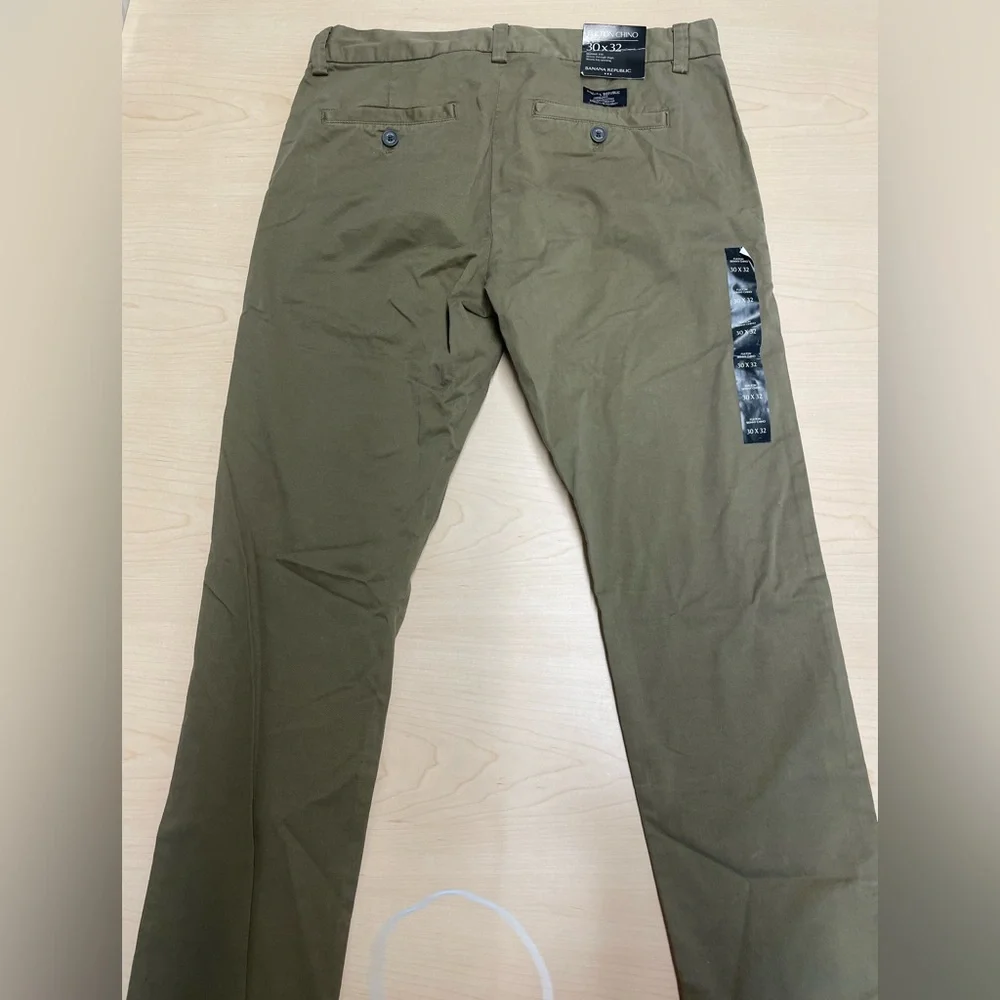 NWT Banana Republic Men's Khaki Chinos - 30x32 Classic khaki in neutral color